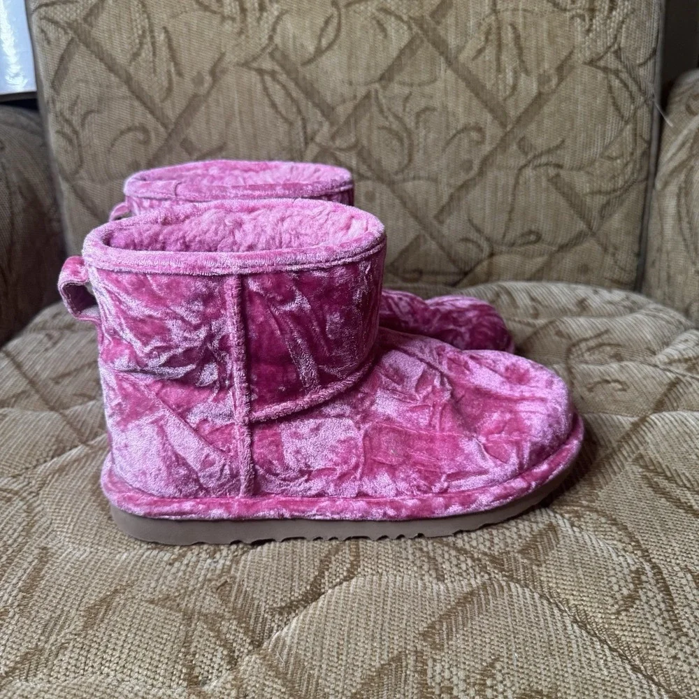 UGG 1142070k classic mini II velvet boot girls pink raspberry fur new size 5 EUC